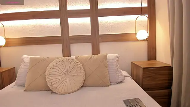 Emii Lux online show from May 14, 2026, 7:42 pm