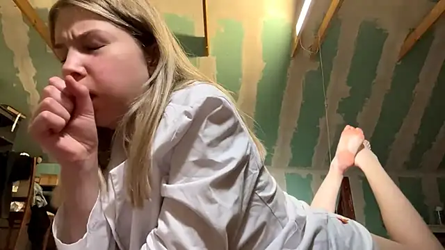 Skinny girl  online show from May 7, 2026, 6:13 pm
