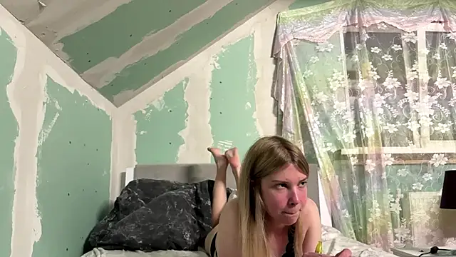 Skinny girl  online show from May 25, 2026, 6:25 pm
