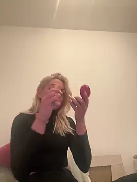 urfavmistressxoxo online show from April 16, 2026, 6:30 pm