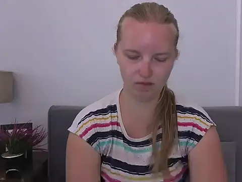 Snapshot of RoseTeacherX chatting on July 1, 2026, 7:32 am RoseTeacherX online show from July 1, 2026, 7:32 am