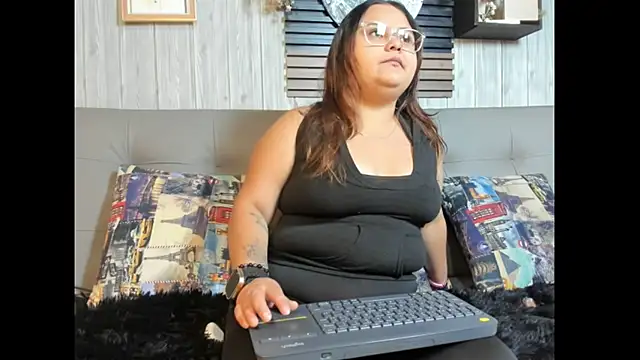 Luna  Cortez online show from May 6, 2026, 12:54 pm