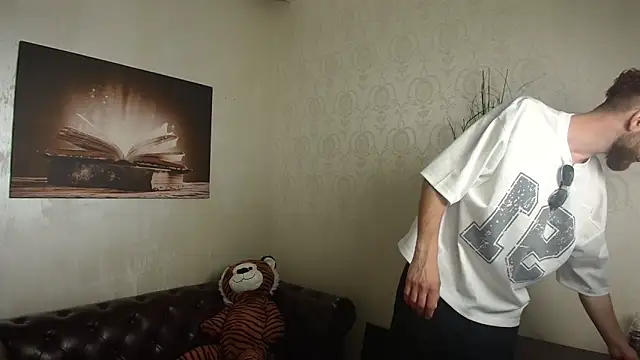 KyloEast online show from June 20, 2026, 4:15 am
