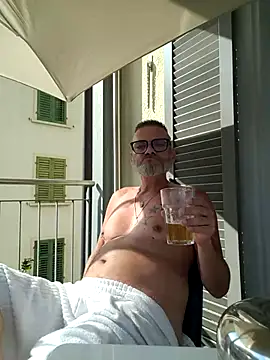 Snapshot of Thomster72 chatting on June 21, 2026, 3:47 pm Thomster72 online show from June 21, 2026, 3:47 pm