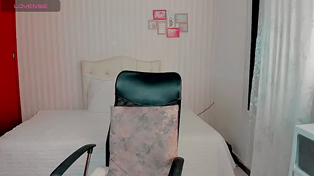 hottie emma james online show from April 19, 2026, 12:54 am