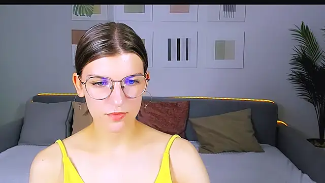 Snapshot of AnnaThorne chatting on June 1, 2026, 8:27 am AnnaThorne online show from June 1, 2026, 8:27 am