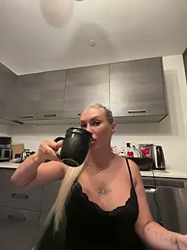 Karen Luxe online show from June 2, 2026, 1:07 am