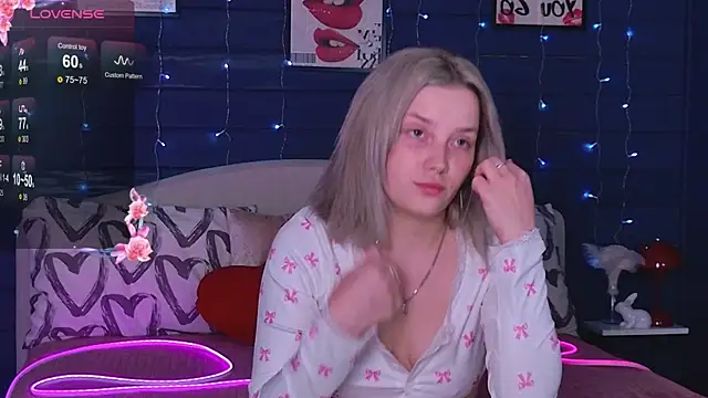 Snapshot of Crystal__Jull chatting on May 19, 2026, 2:29 am Crystal Jull online show from May 19, 2026, 2:29 am