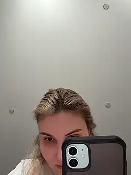 AmeliaLux online show from May 4, 2026, 11:39 am