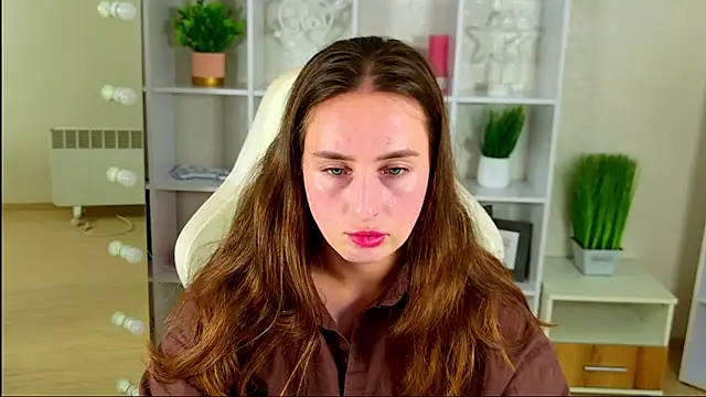 NadinnL online show from July 14, 2026, 6:07 am