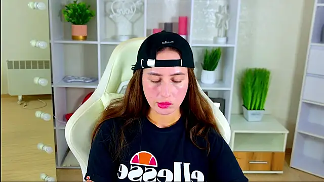 NadinnL online show from July 19, 2026, 5:33 am