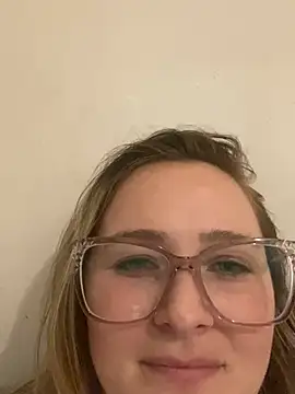 mamiiiiiiiiiiiiii online show from April 21, 2026, 1:42 am