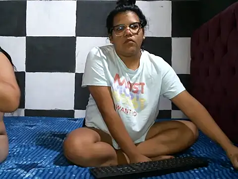 Snapshot of Valery-Khloe chatting on July 1, 2026, 2:02 am Valery-Khloe online show from July 1, 2026, 2:02 am