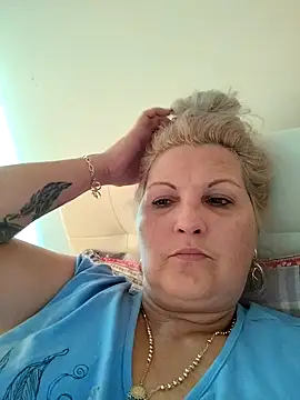 Divineblond online show from November 3, 2025, 1:23 pm