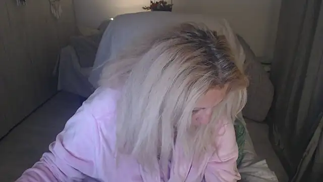 Divineblond online show from April 12, 2026, 8:03 pm