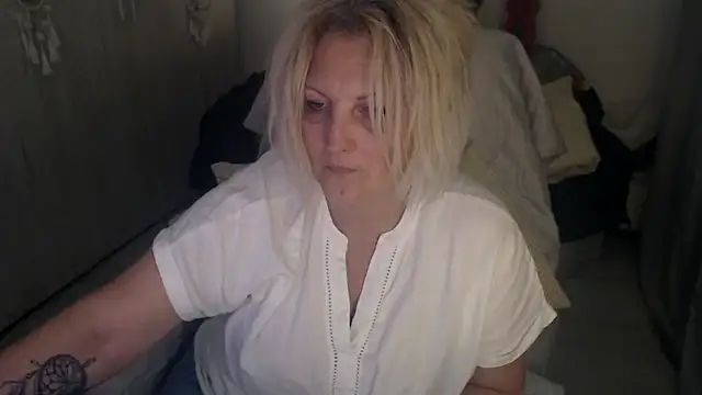 Divineblond online show from April 15, 2026, 7:58 pm