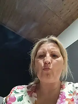 Divineblond online show from April 17, 2026, 6:22 pm