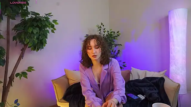 Snapshot of LouiseEvans chatting on May 18, 2026, 12:33 pm LouiseEvans online show from May 18, 2026, 12:33 pm