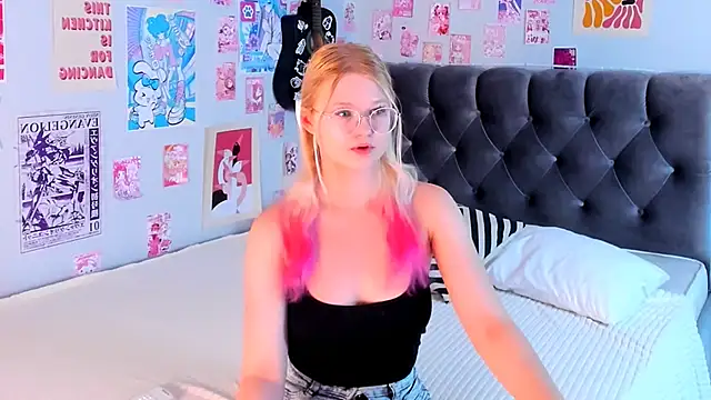 LunariaFox online show from June 4, 2026, 2:23 pm