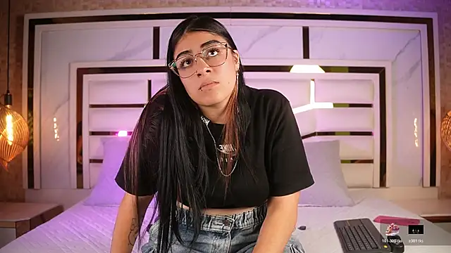 nicole sm online show from April 24, 2026, 3:31 am