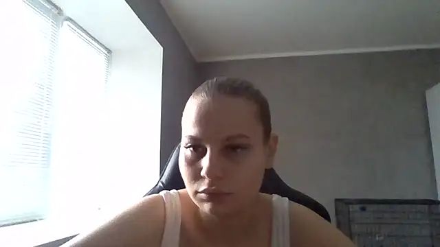  Linsyy ee  online show from May 11, 2026, 3:18 pm