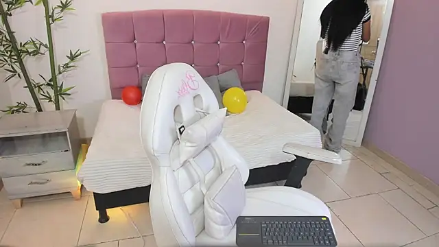 Hinaa XXX online show from July 15, 2026, 8:03 pm