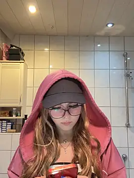 Lina-420 online show from May 6, 2026, 8:25 pm
