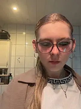 Lina-420 online show from May 7, 2026, 7:41 pm