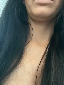 lucyluvxx online show from April 28, 2026, 2:33 pm