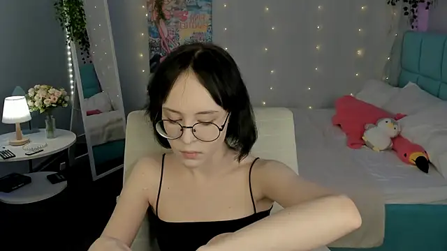 Lilac-Muse online show from June 16, 2026, 10:51 am