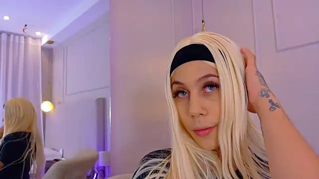 ZoeyPetit online show from July 29, 2026, 7:01 pm
