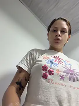 Snapshot of HayleyRoss_ chatting on June 20, 2026, 10:23 pm HayleyRoss online show from June 20, 2026, 10:23 pm