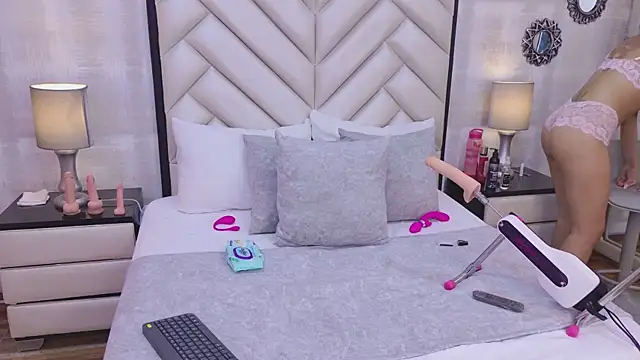 Snapshot of VioletSweetts chatting on May 1, 2026, 9:03 am VioletSweetts online show from May 1, 2026, 9:03 am