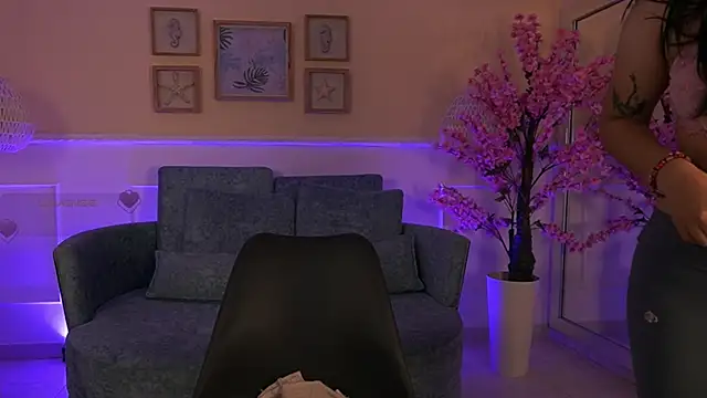 VioletJoness  online show from June 5, 2026, 11:38 am