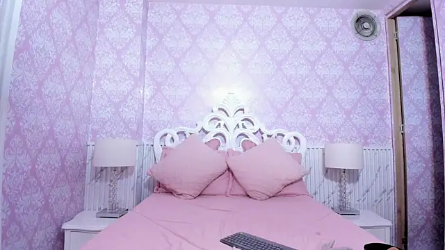 Miabloom19  online show from June 18, 2026, 11:31 pm