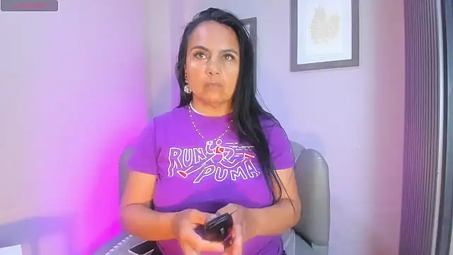 Snapshot of Roxanna_moore chatting on June 29, 2026, 5:25 am Roxanna moore online show from June 29, 2026, 5:25 am
