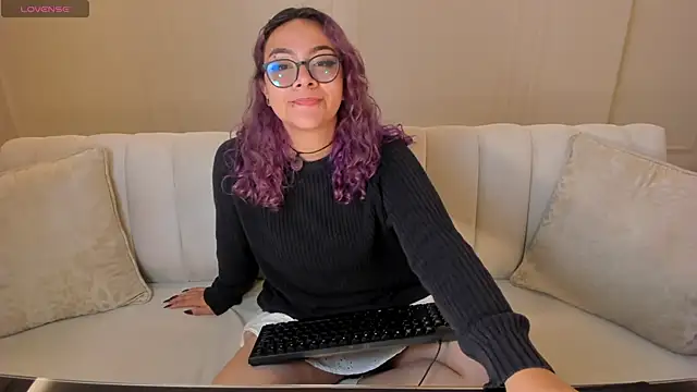 Snapshot of LoiseHarper chatting on May 1, 2026, 11:04 am LoiseHarper online show from May 1, 2026, 11:04 am