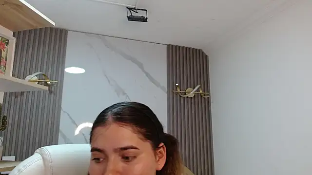 Laurha  online show from May 19, 2026, 7:42 pm