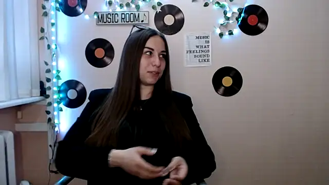Cutie  Mia online show from May 4, 2026, 11:28 am