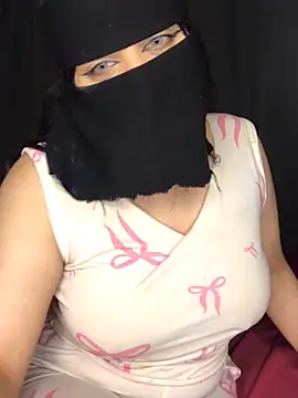 Snapshot of Gamillaa chatting on June 2, 2026, 6:32 pm Gamillaa online show from June 2, 2026, 6:32 pm