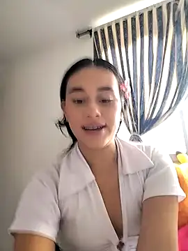 Snapshot of L0lita_Emi12 chatting on June 17, 2026, 9:27 pm L0lita Emi12 online show from June 17, 2026, 9:27 pm