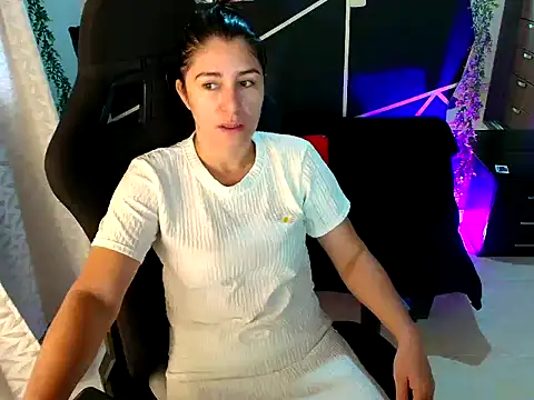 LUCYMILF SEXY online show from May 6, 2026, 11:59 am