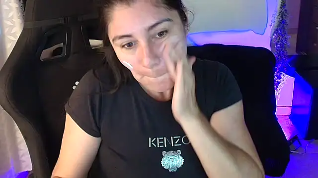 LUCYMILF SEXY online show from May 24, 2026, 1:05 pm