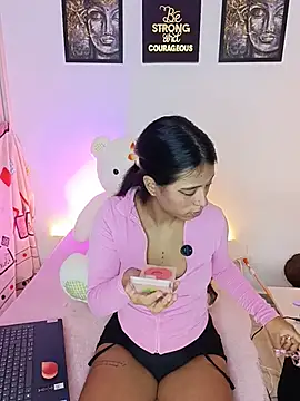 Snapshot of Raven_stonee01 chatting on June 18, 2026, 12:33 am Raven stonee01 online show from June 18, 2026, 12:33 am