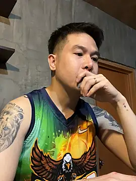 xanderalex13 online show from May 7, 2026, 3:39 pm