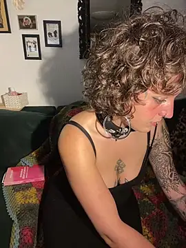 Snapshot of EmilieBraun chatting on May 23, 2026, 8:13 pm EmilieBraun online show from May 23, 2026, 8:13 pm