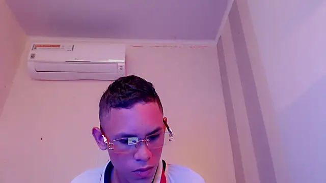 Snapshot of sombra_18 chatting on August 3, 2026, 11:19 pm sombra 18 online show from August 3, 2026, 11:19 pm