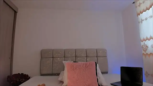 sofiaross2 online show from June 26, 2026, 12:09 pm