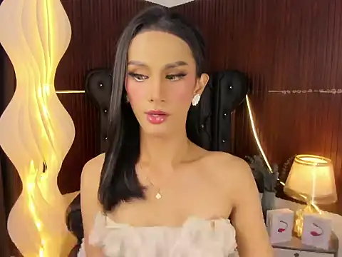 Estella Hilton online show from June 19, 2026, 10:52 am