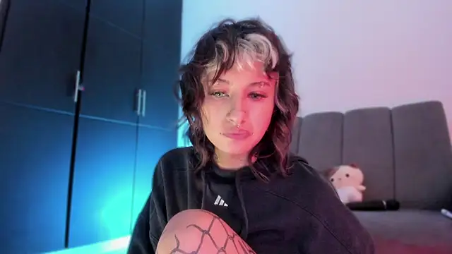 Snapshot of vandalovee_ chatting on May 30, 2026, 5:43 pm vandalovee online show from May 30, 2026, 5:43 pm